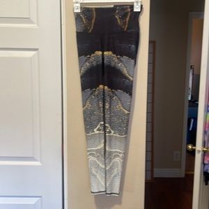 Niyama Sol Barefoot Full Length Athletic Leggings Size small